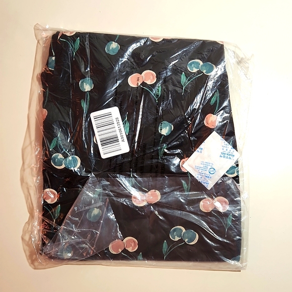 ❤️NWT VINTAGE TORRID VALENTINES DAY LEGGING - CHERRY PRINT - PEDAL PUSHER CROP - Picture 6 of 15